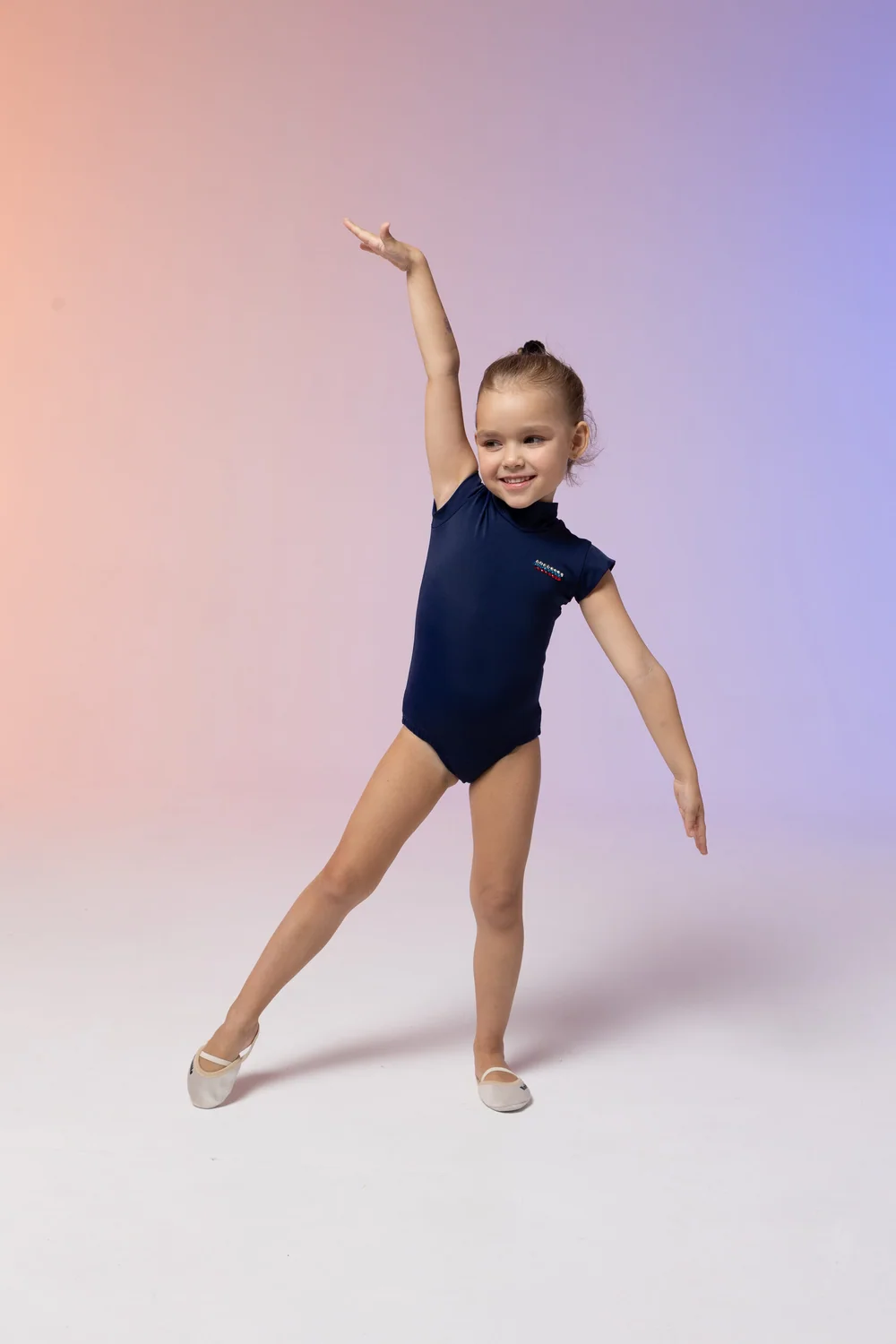 Первые движения юной гимнастки